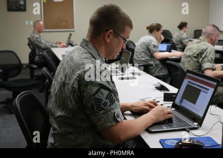 Die Cyber X-Games 2018 veranstaltet von der Army Reserve Cyber Operations Group (ARCOG), 335.- Signal (Theater), inklusive 72 Teilnehmer über die ARCOG, US Air Force Personal von Netzwerk- und cyber Operations Centers/Staffeln und zivilen Netzwerk- und Cyber-Experten von Regierung Auftragnehmer Entitäten Juni 13-19 Form an der Universität von Texas in San Antonio. Die Cyber X-Games ist eine fünftägige Übung durch Militär und Wissenschaft Partnerschaften aus Untersuchung und Aufklärung der Cyber-Umgebung erleichtert, injizieren Sie die Erkennung und Reaktion und leben Sie Rot/Blau Gruppenbildung. Dieses Jahr Stockfoto