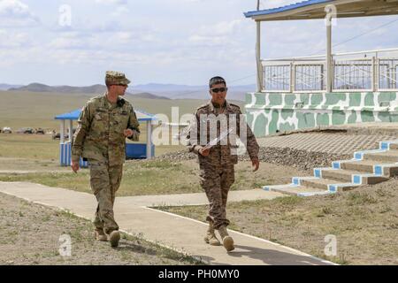 U.S. Army National Guard Maj. Jakob Ragsdale, Links, erörtert die Übung mit der mongolischen Streitkräfte Maj. B. Enkhtsag, Khaan Quest 2018 Chief Operations Officer, auf fünf Hügeln, Mongolei, Juni 16. KQ 18 ist eine kombinierte (multinationalen) Gemeinsame (multi-service) Übung entworfen, um die Fähigkeiten der USA, Mongolische zu stärken, und andere Nationen in internationalen Friedenseinsätzen. Stockfoto