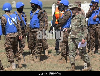 U.S. Army National Guard Sgt. Stephen Frittet, Sitz und Hauptverwaltung Company, 297th Region Support Group, beauftragt der mongolischen Streitkräfte im Cordon und Suchen Lane während Khaan Quest 2018 auf fünf Hügeln Training Bereich Juni 18. Der Zweck der KQ18 ist United training Nationen zu gewinnen und ceritficationfor die Teilnehmer durch die Durchführung von realistischen Peace Support Operations, gehören die Erhöhung und Verbesserung der UN-friedenseinsätze Interoperabilität und militärischen Beziehungen zwischen den teilnehmenden Nationen. Stockfoto