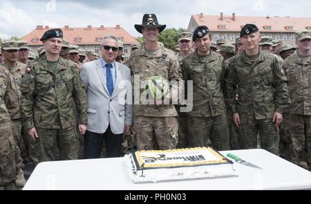 Us-Armee Oberstleutnant Matt Rogers, Mitte, der Kommandant der Ingenieur Bataillon, 1st Armored Brigade Combat Team, 1 Calvary Division, wirft mit Oberstleutnant Slawomir Kula, ganz links, der stellvertretende Kommandeur der Post 23 Artillery Brigade, polnisches Land Kräfte, und der Präsident von Boleslawiec, Piotr Roman, während der im Armee Geburtstagsfeier im polnischen Land Forces Base in Boleslawiec, Polen, 14. Juni 2018 statt. Die gemeinsame Feier inklusive einer Basis-weit laufen, Veranstaltungen und einen Kuchen Cutting. Stockfoto