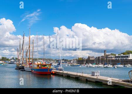 Der Hafen in Richtung der historischen Stadt (ville), Concarneau, Finistère, Bretagne, Frankreich Stockfoto