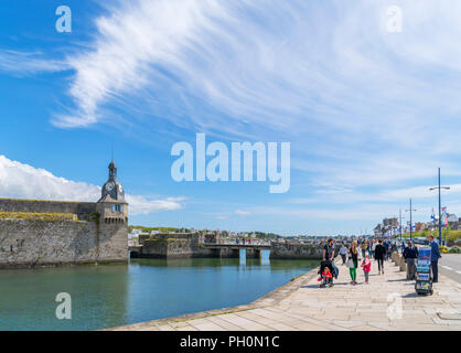 Die Seafront Promenade außerhalb der historischen Altstadt (Ville Close), Concarneau, Finistère, Bretagne, Frankreich Stockfoto