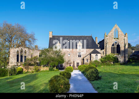 Abtei von Beauport (Abbaye de Beauport) am späten Nachmittag Sonnenschein, Paimpol, Bretagne, Frankreich Stockfoto