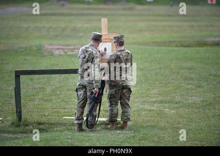 Us-Armee Sgt. Christian Calame auf das erste Bataillon zugeordnet, 4 Infanterie Regiment, 7th Army Training Command (7 ATC) Bewertungen seine schießen Ergebnisse während der 7 ATC-besten Krieger Wettbewerb, Grafenwöhr Training Area, Deutschland, 19. Juni 2018. Die dreitägige Veranstaltung endet am 21. Juni mit der Ankündigung des 7. ATC-Officer, noncommissioned Officer und Soldat des Jahres. Die Gewinner werden am Bewegen in der US-Armee in Europa am besten Krieger Wettbewerb zu konkurrieren. Stockfoto