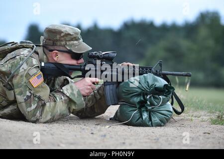 Us-Armee Sgt. Christian W. Calame auf das erste Bataillon zugeordnet, 4 Infanterie Regiment, 7th Army Training Command (7 ATC) Brände der M4 Carbine während der 7 ATC-besten Krieger Wettbewerb, Grafenwöhr Training Area, Deutschland, 19. Juni 2018. Die dreitägige Veranstaltung endet am 21. Juni mit der Ankündigung des 7. ATC-Officer, noncommissioned Officer und Soldat des Jahres. Die Gewinner werden am Bewegen in der US-Armee in Europa am besten Krieger Wettbewerb zu konkurrieren. Stockfoto