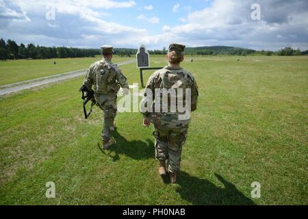 Us-Armee Sgt. Christian W. Calame, Links, auf das erste Bataillon zugeordnet, 4 Infanterie Regiment, 7th Army Training Command (7 ATC) Ansätze ein Ziel während der 7 ATC-besten Krieger Wettbewerb, Grafenwöhr Training Area, Deutschland, 19. Juni 2018. Die dreitägige Veranstaltung endet am 21. Juni mit der Ankündigung des 7. ATC-Officer, noncommissioned Officer und Soldat des Jahres. Die Gewinner werden am Bewegen in der US-Armee in Europa am besten Krieger Wettbewerb zu konkurrieren. Stockfoto