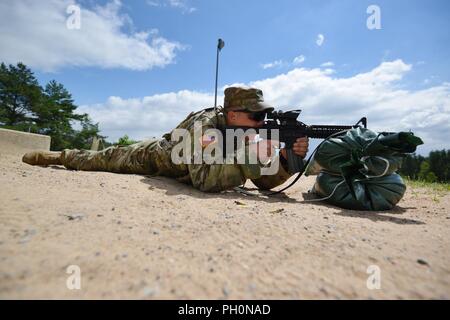 Us-Armee Sgt. Christian W. Calame auf das erste Bataillon zugeordnet, 4 Infanterie Regiment, 7th Army Training Command (7 ATC) Brände der M4 Carbine während der 7 ATC-besten Krieger Wettbewerb, Grafenwöhr Training Area, Deutschland, 19. Juni 2018. Die dreitägige Veranstaltung endet am 21. Juni mit der Ankündigung des 7. ATC-Officer, noncommissioned Officer und Soldat des Jahres. Die Gewinner werden am Bewegen in der US-Armee in Europa am besten Krieger Wettbewerb zu konkurrieren. Stockfoto