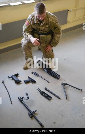 Us-Armee SPC. Alexander M. Craw auf das erste Bataillon zugeordnet, 4 Infanterie Regiment, 7th Army Training Command (7 ATC) führt die Waffen Montage Lane während der 7 ATC-besten Krieger Wettbewerb, Grafenwöhr Training Area, Deutschland, 19. Juni 2018. Die dreitägige Veranstaltung endet am 21. Juni mit der Ankündigung des 7. ATC-Officer, noncommissioned Officer und Soldat des Jahres. Die Gewinner werden am Bewegen in der US-Armee in Europa am besten Krieger Wettbewerb zu konkurrieren. Stockfoto