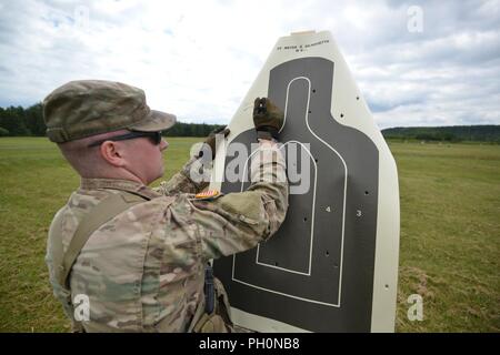 Us-Armee SPC. Alexander M. Craw auf das erste Bataillon zugeordnet, 4 Infanterie Regiment, 7th Army Training Command (7 ATC) Zeichen sein Ziel während der 7 ATC-besten Krieger Wettbewerb, Grafenwöhr Training Area, Deutschland, 19. Juni 2018. Die dreitägige Veranstaltung endet am 21. Juni mit der Ankündigung des 7. ATC-Officer, noncommissioned Officer und Soldat des Jahres. Die Gewinner werden am Bewegen in der US-Armee in Europa am besten Krieger Wettbewerb zu konkurrieren. Stockfoto