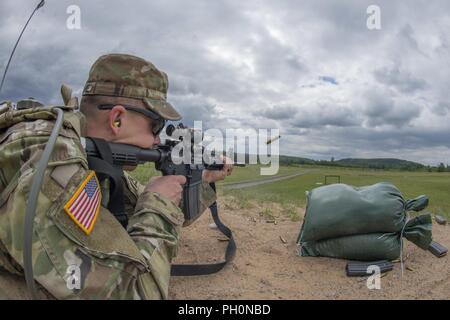 Sgt. Christian W. Calame, C CO 1 Bataillon, 4 Infanterie Regiment feuert seine M-4 Karabiner für die Aufzeichnung während der 7th Army Training Befehl besten Krieger Wettbewerb vom 19. Juni 2018. Calama, ein Houston, Tx. native konkurriert in der dreitägigen Veranstaltung Juni 21, 2018, die mit der Ankündigung der 7th Army Training Command Officer, noncommissioned Officer und Soldat des Jahres. Die Gewinner werden am Bewegen in der US-Armee in Europa am besten Krieger Wettbewerb., Apache Unternehmen zu konkurrieren, 1.BATAILLON, 4 Infanterie Regiment feuert seine M-9 Pistole für Qualifizierung während der 7th Army Training Befehl Beste Stockfoto