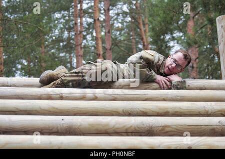 Sgt. Christian W. Calame, C CO 1 Bataillon, 4 Infanterie Regiment verhandelt die Weber im Vertrauen während der 7th Army Training Befehl besten Krieger Wettbewerb vom 19. Juni 2018. Calama, ein Houston, Tx. native konkurriert in der dreitägigen Veranstaltung Juni 21, 2018, die mit der Ankündigung der 7th Army Training Command Officer, noncommissioned Officer und Soldat des Jahres. Die Gewinner werden am Bewegen in der US-Armee in Europa am besten Krieger Wettbewerb zu konkurrieren. Stockfoto