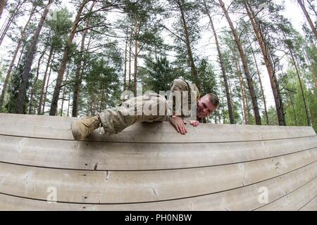 Spc. Alexander M. Craw, Apache Unternehmen, 1.BATAILLON, 4 Infanterie Regiment verhandelt die invertierte Wand an der das Vertrauen während der 7th Army Training Befehl besten Krieger Wettbewerb vom 19. Juni 2018. Kropf, eine Bayport, New York Native konkurriert in der dreitägigen Veranstaltung Juni 21, 2018, die mit der Ankündigung der 7th Army Training Command Officer, noncommissioned Officer und Soldat des Jahres. Die Gewinner werden am Bewegen in der US-Armee in Europa am besten Krieger Wettbewerb zu konkurrieren. Stockfoto