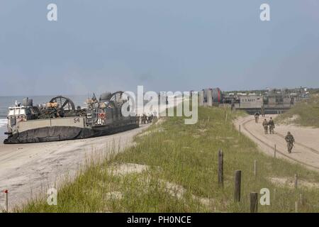 CAMP LEJEUNE in North Carolina (18. Juni 2018) Marines zugeordnet. bis 22 Marine Expeditionary Unit (22 MEU) Soft-opening von Landing Craft Luftkissen als Sie zurück zum Camp Lejeune in North Carolina, nach Durchführung betrieblicher Übungen mit dem Wasp-Klasse amphibisches Schiff USS Kearsarge (LHD3). 22 MEU Marines an Bord Kearsarge Durchführung integrierter betrieblicher Übungen. Stockfoto