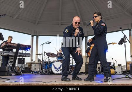 Senior Master Sgt. Ryan Carson, Max Auswirkungen Betriebsleiter und Sänger, und Tech. Sgt. Nalani Quintello, Max Auswirkungen Sänger, führen Sie einen Song zusammen Juni 16, 2018, auf der Bühne in Rehoboth Beach, Del Max Auswirkungen, der Premier Rock Band von der US Air Force, ist bei Joint Base Anacostia-Bolling in Washington, D.C. stationiert Stockfoto