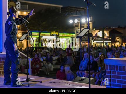 Tech. Sgt. Nalani Quintello, Max Auswirkungen Sänger, führt für Hunderte von strandgängern Juni 16, 2018, auf dem musikpavillon an der Rehoboth Beach, Del Quintello war ein ehemaliger Kandidat auf der TV-Show "American Idol", zog sie sich von der Konkurrenz in der Luftwaffe zu dienen. Max Auswirkungen, der Premier Rock Band von der US Air Force, ist bei Joint Base Anacostia-Bolling in Washington, D.C. stationiert Stockfoto