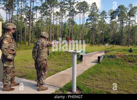FORT STEWART, Hinesville, Ga, 15. Juni 2018 - Der Soldat mit dem 201St regionale Unterstützung der Konzernzentrale und die Konzernzentrale, Georgien Army National Guard, Brände auf ein Ziel auf Ihren ersten Tag während ihrer Pre-Mobilization Hilfe bei Schulungen Bewertung. (Georgien Army National Guard Stockfoto