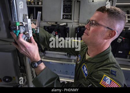 Us-Luftwaffe Kapitän Robert E. Holland, ein Flug Krankenschwester mit der 514Th Aeromedical Evacuation Squadron, 514Th Air Mobility Wing, verbindet sich mit Sauerstoff zu einem Wurf Runge vor dem Abflug auf einem medizinischem Training Mission auf einer C-17 Globemaster III mit finden Bürger Flieger mit den 732 . Airlift Squadron, 514Th Air Mobility Wing, an Joint Base Mc Guire-Dix - Lakehurst, New Jersey, 15. Juni 2018. Die 514Th ist ein Air Force Reserve Command unit. Stockfoto