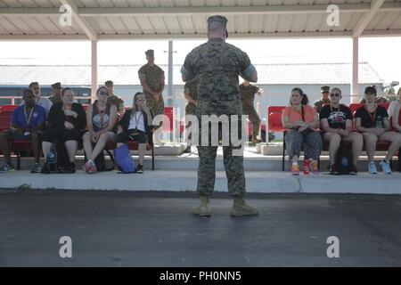 QUANTICO, Virginia - Oberstleutnant Glen J. Reukema führt Officer Kandidaten School (OCS) zu den Erziehern an Marine Corps Recruiting Befehl des 2018 Erzieher und Führungskräfte Workshop an Bord der Marine Corps Base Quantico, Virginia, 19. Juni. Der Workshop richtet sich gegenseitig vorteilhaften Beziehungen zwischen Marine Offizier Auswahl Offiziere und Ausbilder; Gemeinschaftsführer und Erzieher Erfahrung alles - Kosten - Reise nach Quantico in den Bemühungen, ihre Führungsqualitäten zu entwickeln und über Karrierechancen in der Marine Corps erfahren. Stockfoto