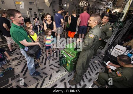 Us Air Force 1 Lt Jedd Dillman, grüne Fluganzug rechts stehend, einen Flug Krankenschwester mit der 514Th Aeromedical Evacuation Squadron (AES), 514Th Air Mobility Wing, antworten Besucher Fragen über die AES-Mission und die C-17 Globemaster III während der Innovationen im Flug Familie Tag und Outdoor Luftfahrt Anzeige am Steven F. Udvar-Hazy Center, Chantilly, Virginia, 16. Juni 2018. Die KC-10 Extender und ein C-17 mit Crew von finden Bürger Flieger mit der 78Th Air Refuelling Squadron und der 732 . Airlift Squadron, sowohl mit der 514Th Air Mobility Wing, im Falle an das Zentrum beteiligt. Th Stockfoto