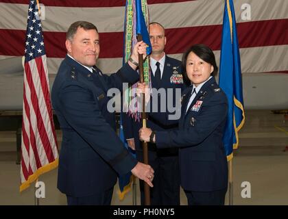 Generalmajor Timothy Leahy, 2 Air Force Commander, Hände das Handbuch - Zu oberst Merna Hsu, 381 Training Group Commander, während eine Annahme des Befehls Zeremonie am 18. Juni 2018, auf der Vandenberg Air Force Base, Calif Hsu übernahm das Kommando über die 381. TRG von Col. Jennifer Reeves. Stockfoto