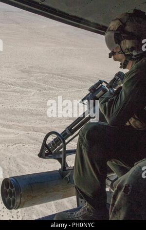 Staff Sgt. Andrew Weanie, einen Hubschrauber Crew Chief mit Marine Light Attack Helicopter Squadron 775, Marine Flugzeuge Gruppe 41, 4 Marine Flugzeugflügel, erwirbt ein BDM, sowjetische Airborne amphibischen Schützenpanzer verfolgt, Ziel bei der Durchführung einer engen Air support Mission, während integrierte Ausbildung Übung 4-18 bei Marine Corps Air Ground Combat Center Twentynine Palms, Calif., 18. Juni 2018. HMLA-775, auch bekannt als "kojoten", vorausgesetzt Air Combat element Unterstützung für Marine Air Ground Task Force 23 während ITX 4-18. Stockfoto