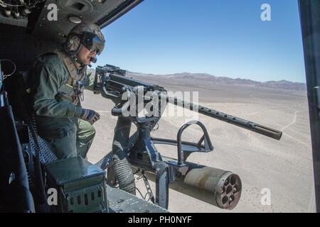 Sgt. Reyes Macedo, einem Hubschrauber Crew Chief mit Marine Light Attack Helicopter Squadron 775, Marine Flugzeuge Gruppe 41, 4 Marine Flugzeugflügel, bereitet die Marines, die integrierte Ausbildung Übung 4-18 bei Marine Corps Air Ground Combat Center Twentynine Palms, Calif., 18. Juni 2018 Close Air Support zu liefern. HMLA-775, auch bekannt als "kojoten" zur Verfügung, sofern Air Combat element Unterstützung für Marine Air Ground Task Force 23 während ITX 4-18. Stockfoto