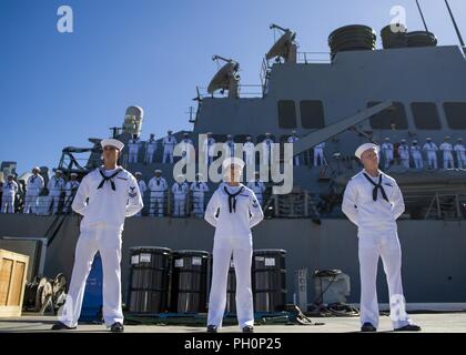 PEARL HARBOR (19. Juni 2018) Hawaii - Bereich Segler machen Ehren pensionierte Chief's Bootsmann Mate und Pearl Harbor überlebenden Ray Emory während einer Abschiedszeremonie inne, bevor er fährt Hawaii mit Familie zu sein. Emory war verantwortlich für die Identifizierung von unbekannten Service Mitglieder in den Angriff auf Pearl Harbor, die in namenlosen Massengräbern wurden getötet. Stockfoto