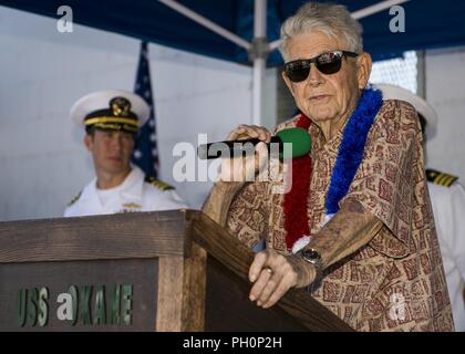 PEARL HARBOR (19. Juni 2018) pensionierte Chief's Bootsmann Mate und Pearl Harbor überlebenden Ray Emory liefert Erläuterungen während einer Abschiedszeremonie inne, bevor er fährt Hawaii mit Familie zu sein. Emory war verantwortlich für die Identifizierung von unbekannten Service Mitglieder in den Angriff auf Pearl Harbor, die in namenlosen Massengräbern wurden getötet. Stockfoto