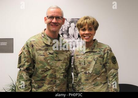 HONOLULU, Hawaii (19. Juni 2018) -- Die Armee Surgeon General und U.S. Army Medical Command (MEDCOM) Kommandierender General, Generalleutnant Nadja Westen (rechts) traf mit Brig. Gen. Dennis LeMaster (links), eingehende Regional Health Command-Pacific (RHC-P) Commander, geleitet zu sein erstes Büro, einen Tag vor der RHC-P Änderung der Befehl Zeremonie im Hauptquartier. Während ihres Besuchs in der Region West ist auch mit Pacific militärische Führer und den Begünstigten zu treffen Bereitschaft Mission der Region und Status in der Pflege von medizinischen Kraft, ist bereit, zur Unterstützung der Bereitstellung zu diskutieren Stockfoto