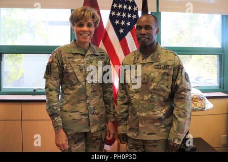 HONOLULU, Hawaii (19. Juni 2018) -- Die Armee Surgeon General und U.S. Army Medical Command (MEDCOM) Kommandierender General, Generalleutnant Nadja West (links) mit Brig. Gen. Bertram Vorsehung (rechts), Regional Health Command-Pacific (RHC-P) ausgehende Commander, seine letzte einen Tag kurz vor der RHC-P Änderung der Befehl Zeremonie im Hauptquartier zu durchgeführt. Während ihres Besuchs in der Region West ist auch mit Pacific militärische Führer und den Begünstigten zu treffen Bereitschaft Mission der Region und Status in der Pflege von medizinischen Kraft, ist bereit, zur Unterstützung der Bereitstellung zu diskutieren Stockfoto