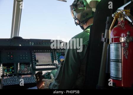 Maj. Bret Morriss, Ein UH-1Y Venom Pilot mit Marine Light Attack Helicopter Squadron 775, Marine Flugzeuge Gruppe 41, 4 Marine Flugzeugflügel, erwirbt ein Ziel während einer Schließung air support Mission, an integrierten Übung 4-18 bei Marine Corps Air Ground Combat Center Twentynine Palms, Calif., 18. Juni 2018. HMLA-775, auch bekannt als "kojoten", vorausgesetzt Air Combat element Unterstützung für Marine Air Ground Task Force 23 während ITX 4-18. Stockfoto