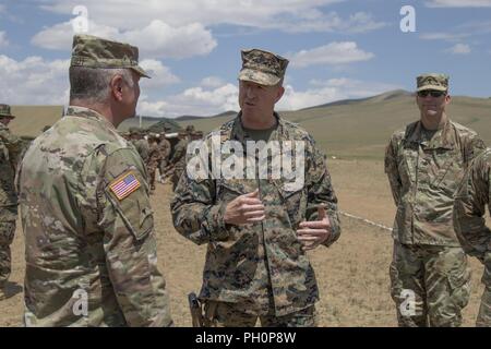 U.S. Army National Guard Brig. Gen. Joseph J. Streff, Links, Alaska ARNG Commander, spricht mit US Marine Oberstleutnant Jason Ruedi, 3. die Strafverfolgungsbehörden Bataillon, III Marine Expeditionary Force, über die gemeinsame Ausbildung mit der mongolischen Streitkräfte auf fünf Hügeln, Mongolei geleitet wird, 16. Juni 2018. Khaan Quest 18 ist eine kombinierte (multinationalen) Gemeinsame (multi-service) Übung entworfen, um die Fähigkeiten der USA, der Mongolei und anderen Nationen im internationalen Friedenseinsätzen zu stärken. Stockfoto