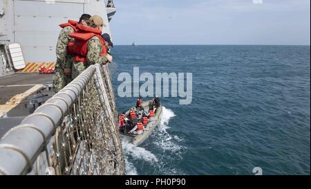 Golf von Thailand (19. Juni 2018) USS Mustin (DDG89) führt ein Passagier transfer mit Royal Thai Navy Schiff HTMS Taksin (FFG422) während der Zusammenarbeit flott Bereitschaft und Weiterbildung (Karat) Thailand 2018. Die multilateralen (Karat) Übung, in seinem 2. Iteration und unter Beteiligung der USA, Singapur und Thailand, ist entworfen, um die gegenseitige Leistungsfähigkeit in einem breiten Spektrum von naval Warfare zu verbessern, mit denen Partner die Seestreitkräfte effektiv zusammen zu arbeiten als eine einheitliche maritime Force. Stockfoto