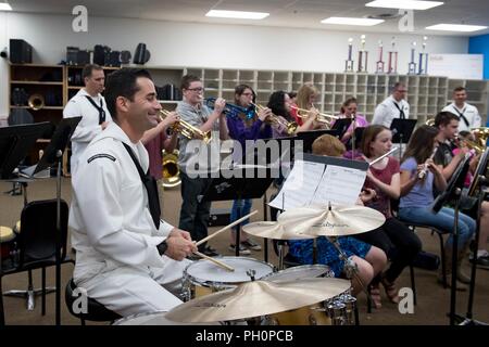 CARSON CITY, Nev (19. Juni 2018) Musiker 1. Klasse Ross Hartig, zur Marine Band Südwesten zugeordnet und ein Eingeborener von Virginia Beach, Virginia, spielt neben Carson Middle School Jazz Camp Klinik Studenten am Carson mittlere Schule in Unterstützung von Reno/Carson City Marine Woche. Die Marine von Community Outreach verwendet die Navy Woche Programm Navy Sailors, Ausrüstung mitbringen und zeigt auf etwa 15 amerikanischen Städten jedes Jahr für eine Woche - lange Zeitplan von outreach-Engagements. Stockfoto