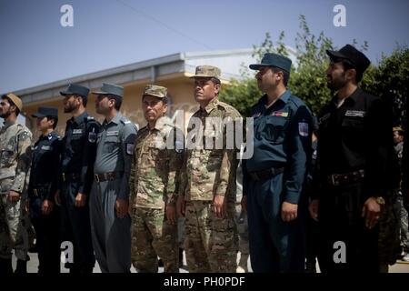 Der Provinz Helmand, Afghanistan (15. Juni 2018) - Polizisten mit dem 505Th Zone der afghanischen nationalen Polizei (ANP) stehen, die sich in der Ausbildung bei einem Eid al-Fitr Feier an der 505th Zone ANP Hauptquartier. Eid al-Fitr ist das "Festival der brechen die schnell", die das Ende des Fastenmonats Ramadan, der heiligste Monat in der muslimischen Religion, in der Fasten von Dämmerung zu Dämmerung beobachtet wird. Stockfoto