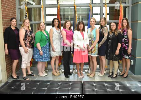 Die zweite Dame der Vereinigten Staaten Karen Pence, die Frau des Vice President Mike Pence, steht mit New York National Guard Ehegatten, an der Syracuse University, Syracuse, New York, 19. Juni 2018. Pence ging mit dem Ehegatten zu treffen, um über Möglichkeiten, die Bundesregierung auf, bessere das Leben der National Guard Familien können durch neue Politiken verbessern zu sprechen. (N.Y. Army National Guard Stockfoto