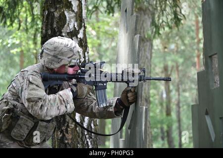 Us-Armee SPC. Alexander M. Craw auf das erste Bataillon zugeordnet, 4 Infanterie Regiment, 7th Army Training Command (7 ATC) schießt seine M4 Carbine während der Stress schießen Lane als Teil des 7. ATC-besten Krieger Wettbewerb, Grafenwöhr Training Area, Deutschland, 20. Juni 2018. Die dreitägige Veranstaltung endet am 21. Juni mit der Ankündigung des 7. ATC-Officer, noncommissioned Officer und Soldat des Jahres. Die Gewinner werden am Bewegen in der US-Armee in Europa am besten Krieger Wettbewerb zu konkurrieren. Stockfoto