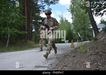 Us-Armee Sgt. Christian W. Calame auf das erste Bataillon zugeordnet, 4 Infanterie Regiment, 7th Army Training Command (7 ATC) beginnt der Stress schießen Lane während der 7 ATC-besten Krieger Wettbewerb, Grafenwöhr Training Area, Deutschland, 20. Juni 2018. Die dreitägige Veranstaltung endet am 21. Juni mit der Ankündigung des 7. ATC-Officer, noncommissioned Officer und Soldat des Jahres. Die Gewinner werden am Bewegen in der US-Armee in Europa am besten Krieger Wettbewerb zu konkurrieren. Stockfoto