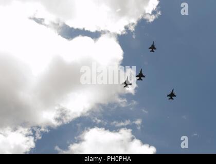 Vier F-16 Fighting Falcon aus der 93rd Fighter Squadron, Homestead Air Reserve Base, Florida, fliegen in einem fehlenden Mann Ausbildung während eines vollen militärischen Ehren Begräbnis für US Air Force Colonel Peter Stewart in Winter Haven, Fla., 18. Juni 2018. Stewart, ein F-4C Phantom II aircraft Pilot während des Vietnam Krieges, wurde während einer Aufklärungsmission in 1966 über Vietnam und war Missing in Action erklärt, bis er 52 Jahre später während einer Ausgrabung im April 2018 entdeckt wurden. Stockfoto