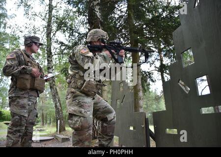 Us-Armee Sgt. Christian W. Calame, rechts, auf das erste Bataillon zugeordnet, 4 Infanterie Regiment, 7th Army Training Command (7 ATC) schießt die M4 Carbine während der Stress schießen Lane als Teil des 7. ATC-besten Krieger Wettbewerb, Grafenwöhr Training Area, Deutschland, 20. Juni 2018. Die dreitägige Veranstaltung endet am 21. Juni mit der Ankündigung des 7. ATC-Officer, noncommissioned Officer und Soldat des Jahres. Die Gewinner werden am Bewegen in der US-Armee in Europa am besten Krieger Wettbewerb zu konkurrieren. Stockfoto
