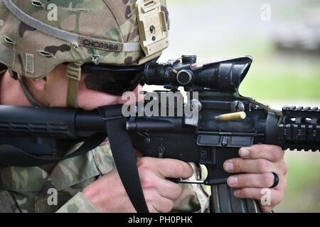 Us-Armee Sgt. Christian W. Calame, rechts, auf das erste Bataillon zugeordnet, 4 Infanterie Regiment, 7th Army Training Command (7 ATC) schießt die M4 Carbine während der Stress schießen Lane als Teil des 7. ATC-besten Krieger Wettbewerb, Grafenwöhr Training Area, Deutschland, 20. Juni 2018. Die dreitägige Veranstaltung endet am 21. Juni mit der Ankündigung des 7. ATC-Officer, noncommissioned Officer und Soldat des Jahres. Die Gewinner werden am Bewegen in der US-Armee in Europa am besten Krieger Wettbewerb zu konkurrieren. Stockfoto