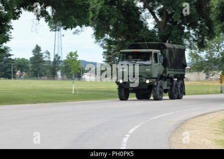 Soldaten am Fort McCoy, Wis., für die Ausbildung in der 86Th Abteilung Weiterbildung unterstützen Training Übung 86-18-04 betreiben ein militärfahrzeug auf dem cantonment, Juni 14, 2018, am Fort McCoy, Wis die Übung ist Teil der Armee finden Combat Support Training Programm, oder Cstp. CSTP Übungen sind groß angelegte, kollektiv-Training übungen Einheiten in taktische Ausbildung Umgebungen, die eng replizieren, was Sie in der operativen Bereitstellungen erfahren könnte zu tauchen. Die 86. Der Bereich ist ein Mieter Organisation am Fort McCoy. Stockfoto