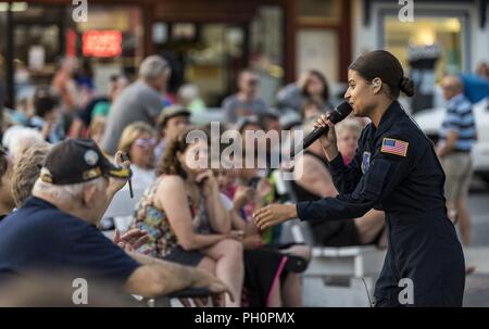 Tech. Sgt. Nalani Quintello, Max Auswirkungen Sänger, führt für Hunderte von strandgängern Juni 16, 2018, auf dem musikpavillon an der Rehoboth Beach, Del Quintello war ein ehemaliger Kandidat auf der TV-Show "American Idol", zog sie sich von der Konkurrenz in der Luftwaffe zu dienen. Max Auswirkungen, der Premier Rock Band von der US Air Force, ist bei Joint Base Anacostia-Bolling in Washington, D.C. stationiert Stockfoto