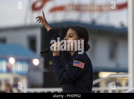 Tech. Sgt. Nalani Quintello, Max Auswirkungen Sänger, führt für Hunderte von strandgängern Juni 16, 2018, auf dem musikpavillon an der Rehoboth Beach, Del Quintello war ein ehemaliger Kandidat auf der TV-Show "American Idol", zog sie sich von der Konkurrenz in der Luftwaffe zu dienen. Max Auswirkungen, der Premier Rock Band von der US Air Force, ist bei Joint Base Anacostia-Bolling in Washington, D.C. stationiert Stockfoto