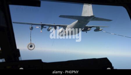 Einer KC-130 T Marine Antenne Refueler Transport Squadron, Marine Flugzeuge Gruppe 49, 4 Marine Air Wing zugeordnet, setzt eine high-speed drogue während ein Flugzeug Luftbetankung Mission für den MAG 49 kombinierte Waffen Übung in Joint Base Mc Guire-Dix - Lakehurst, New Jersey, 16. Juni 2018. Die KC-130 T Herkules ist eine multi-Rolle, multi-mission taktische Tanker und Transporter, die Unterstützung von Marine Air Ground Task Forces erforderlich. Stockfoto