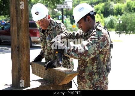 Sgt. Vikash Boedhai und Warrant Officer Ngadijo Doelkajat, sowohl mit dem Suriname Defence Force, Paramaribo, Suriname, bereiten Rahmen für eine Brücke reparieren Projekt in Deadwood, S.D., 15. Juni 2018. Soldaten arbeiten zusammen, um die Mickelson Trail bridge bessere Infrastruktur an den Deadwood Gemeinschaft zu reparieren. Stockfoto