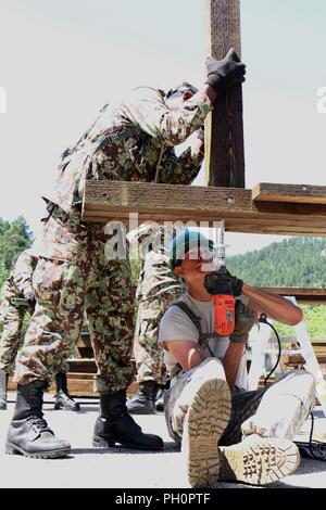 Us-Armee SPC. Fred Grinnell, also 155 Ingenieur Firma, South Dakota der National Guard, arbeitet mit dem Suriname Defence Force, Totholz, S.D., 15. Juni 2018. Diese Übung hilft alliierte Beziehungen aufbauen und bietet eine verbesserte Infrastruktur für die Gemeinschaft von Deadwood, S.D. Stockfoto