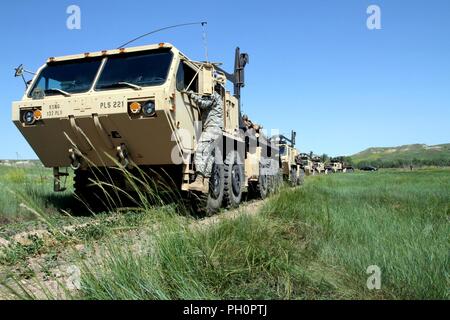 Soldaten aus der 137 Transport Unternehmen, Kansas Army National Guard, Konvois zu Rotes Hemd, S.D., 15. Juni 2018. Diese militärische Fahrzeuge erlauben große Mengen von Holz zu Indianerreservate in Unterstützung der Holz schleppen und Golden Coyote Training übung, die geliefert werden müssen. Stockfoto