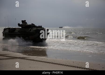 Ein US-Marine AAV-P7/A1 Assault Amphibian Vehicle mit der 22 Marine Expeditionary Unit landen auf Onslow Strand während PHIBRON/MEU Integration, Camp Lejeune, N.C., 18. Juni 2018. PMINT ist eine zweiwöchige Schulung Entwicklung, Marinesoldaten und Matrosen als zusammengehörige Einheit in Vorbereitung auf die bevorstehende Bereitstellung zu trainieren. Stockfoto