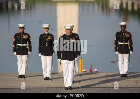 Chief Warrant Officer 2 Richard Woodall, Parade Adjutant, fordert einen Befehl während einer Dienstag Sonnenuntergang Parade am Lincoln Memorial, Washington D.C., 19. Juni 2018. Der Ehrengast für die Parade war Vice Adm. Octavio Trejo Hermida, Mexiko Naval Attaché, und der Hosting offizielle war Brig. Gen. Dmitri Henry, Direktor der Intelligenz. Stockfoto